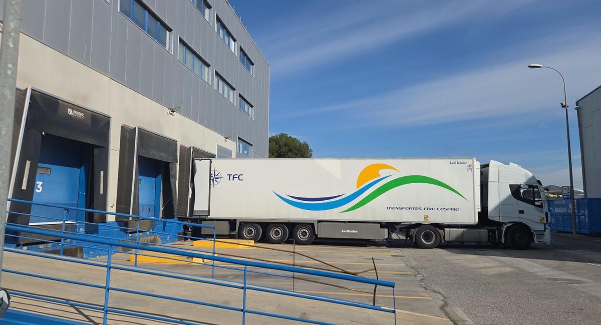 El tráiler de Panamar Bakery Group descarga en Ideco, en Mercamálaga.