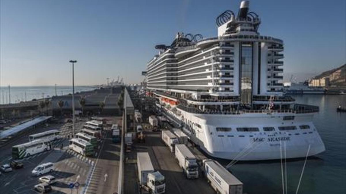 El crucero 'MSC Seaside', atracado en el puerto de Barcelona.