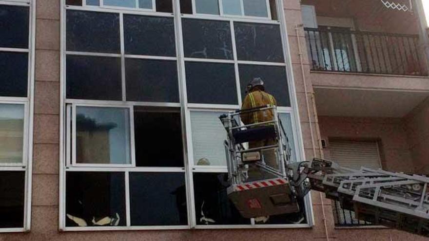 Bomberos actuando en el piso en el que se declaró el incendio. // FdV