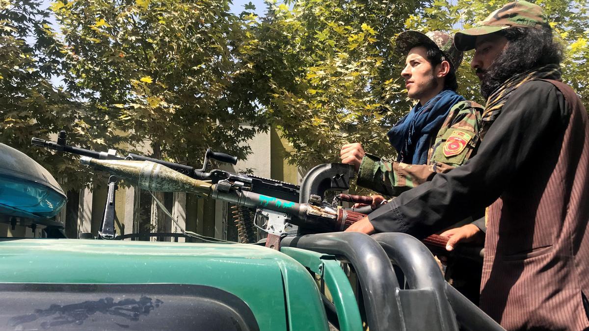 Fuerzas talibanas patrullando por las calles de Kabul.