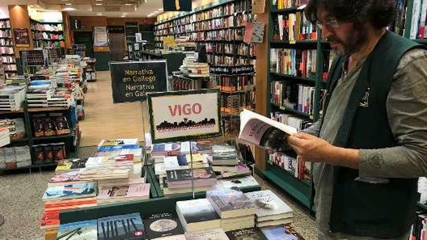 Estand de obras ambientadas en Vigo en la Casa del Libro. // C. P.