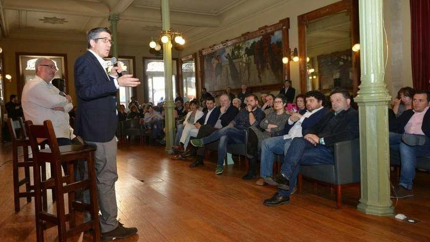 Patxi López, ayer, en un acto con militantes del PSOE en Pontevedra.