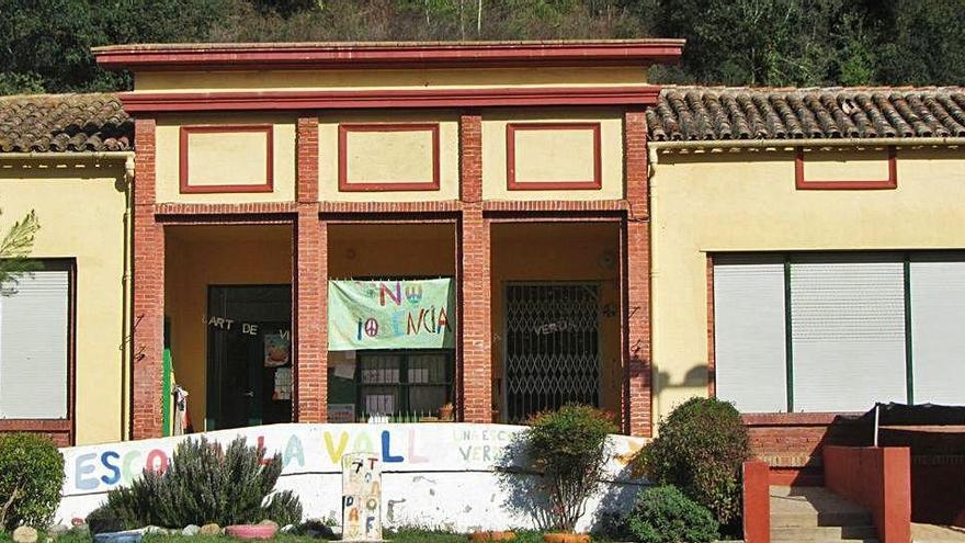 La façana de l&#039;escola La Vall, a Osor.