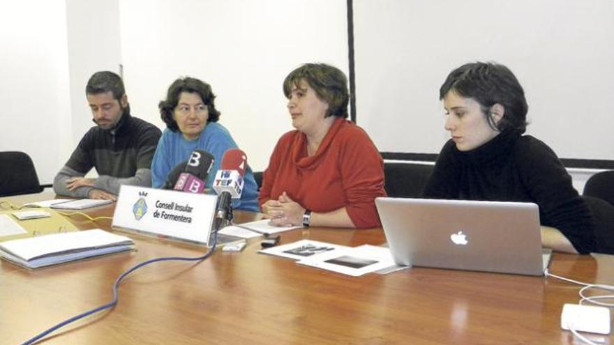 Escandell, Serra, Cardona y Corachán, durante la presentación del inventario de imagen y sonido de Formentera.