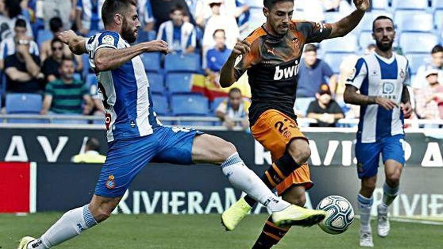 Melendo disputa una pilota amb el valencianista Sobrino en una acció del partit d&#039;ahir.