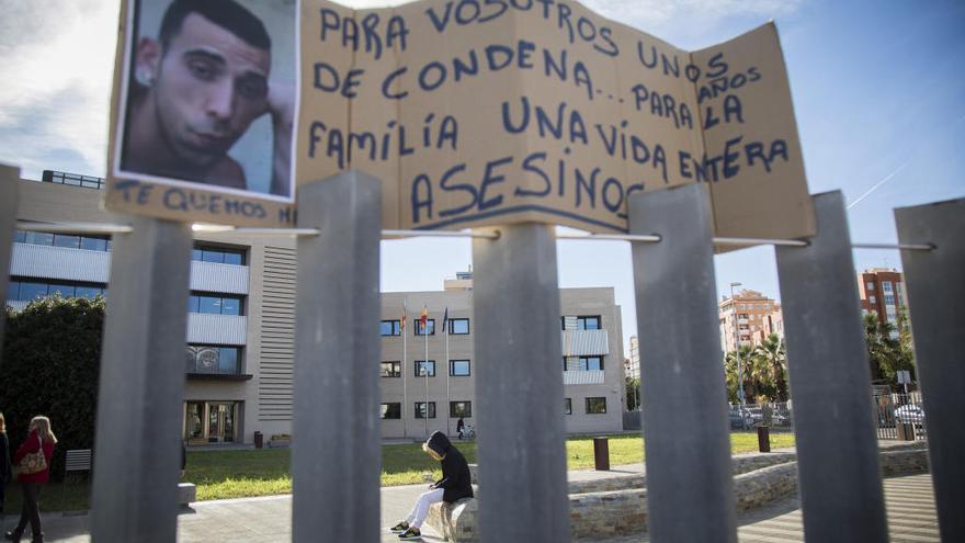 Carteles en recuerdo del joven asesinado, ayer en la Ciudad de la Justicia de Castelló