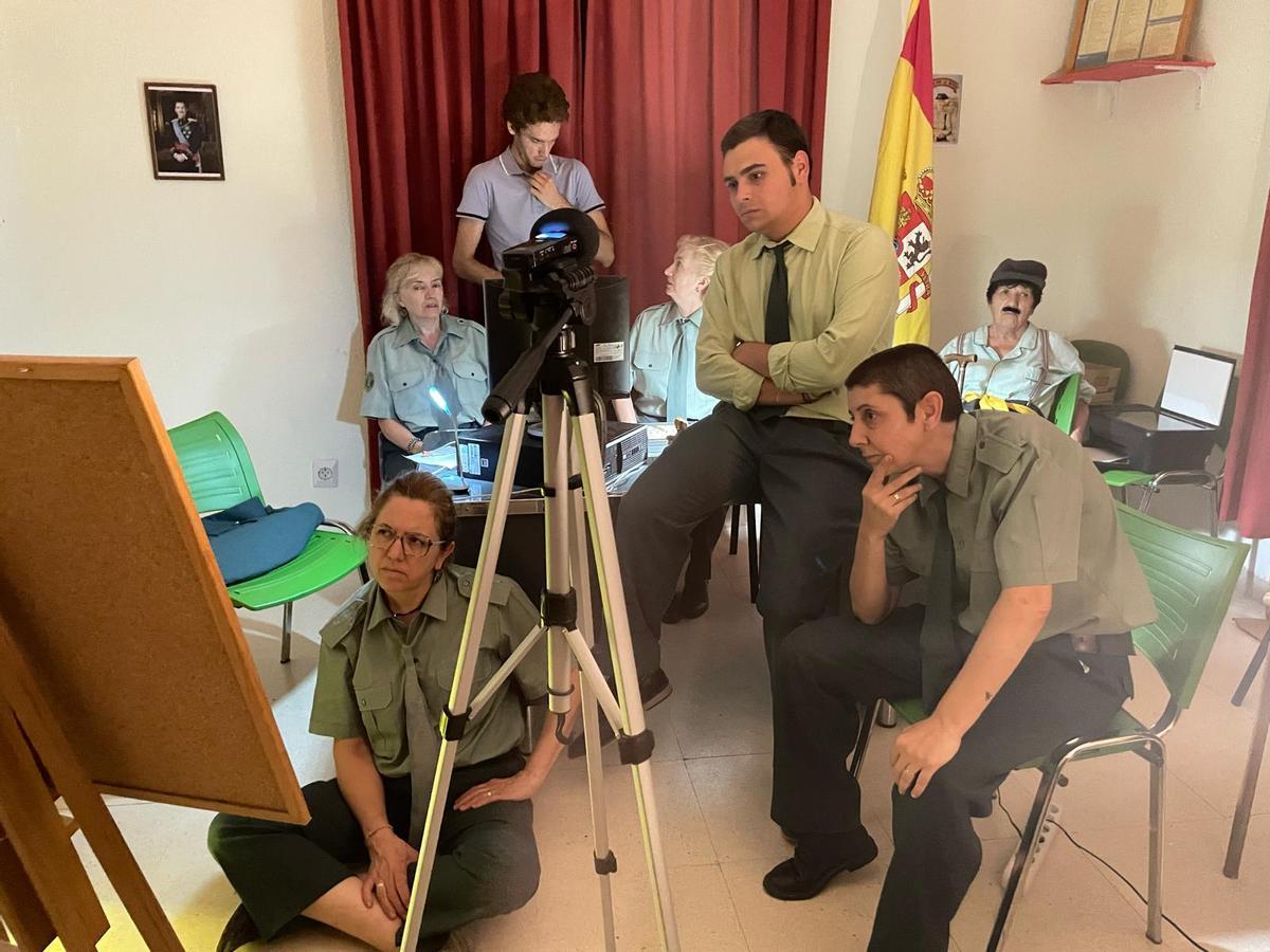 Mario Monzó y parte de su equipo visualizan un esquema del proceso de grabación.