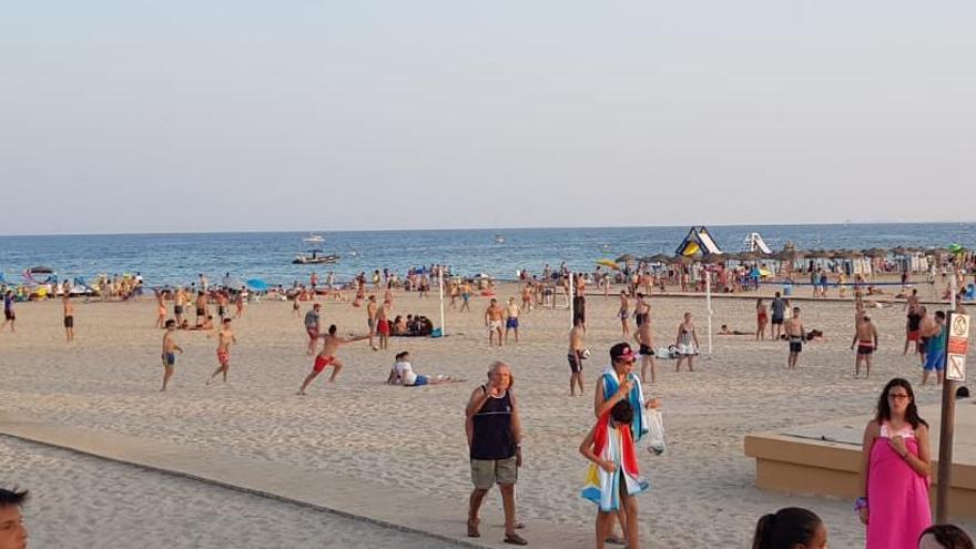 La playa de Los Náufragos recupera la normalidad tras el vertido