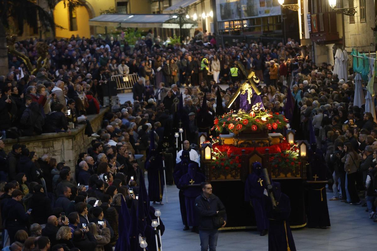 EN IMÁGENES: La multitudinaria procesión del Encuentro en Avilés