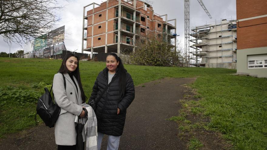 Leslie Méndez y Ana María Montoya, ayer, en las inmediaciones de la futura zona verde de La Tejerona. | JUAN PLAZA