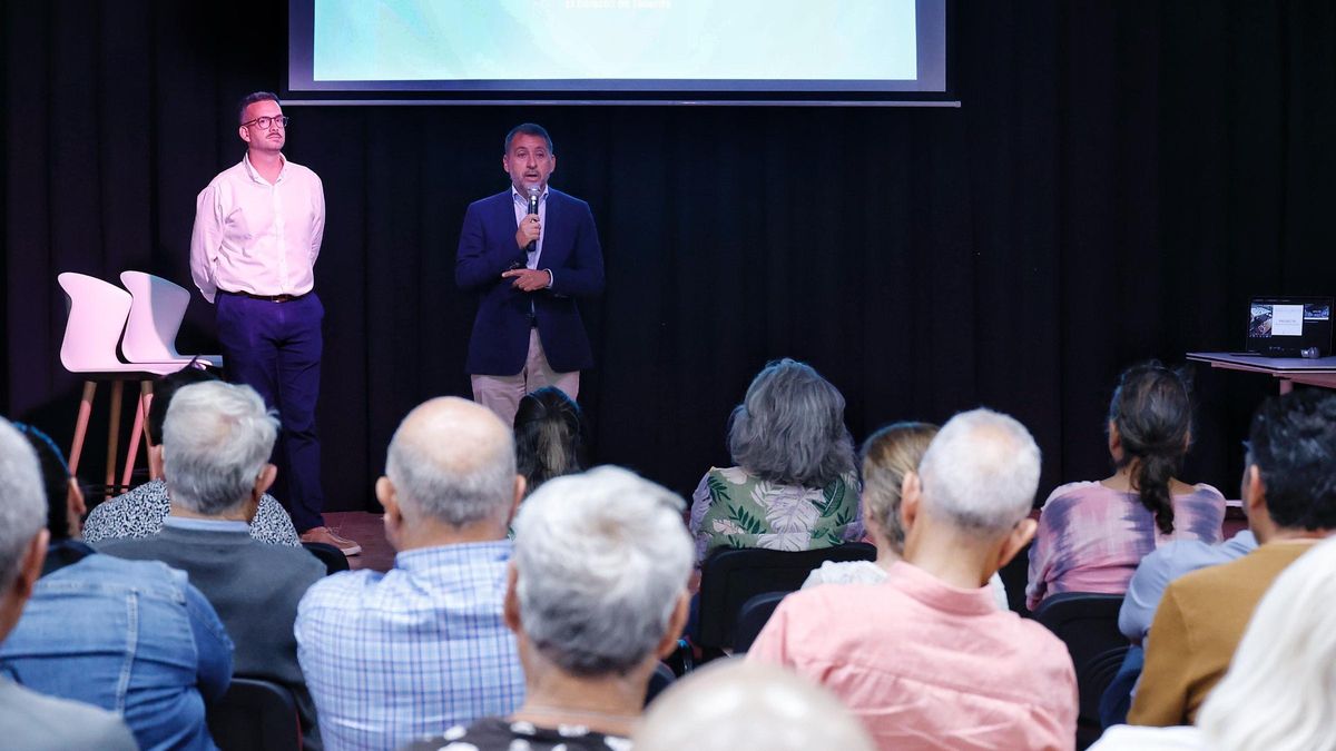 El alcalde y el concejal de Infraestructuras de Santa Cruz, en la asamblea para presentar la mejora de la avenida de Los Majuelos.