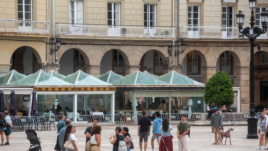 Los hosteleros de la plaza de María Pita de A Coruña piden mantener terrazas con cierres y tarimas que no se inunden