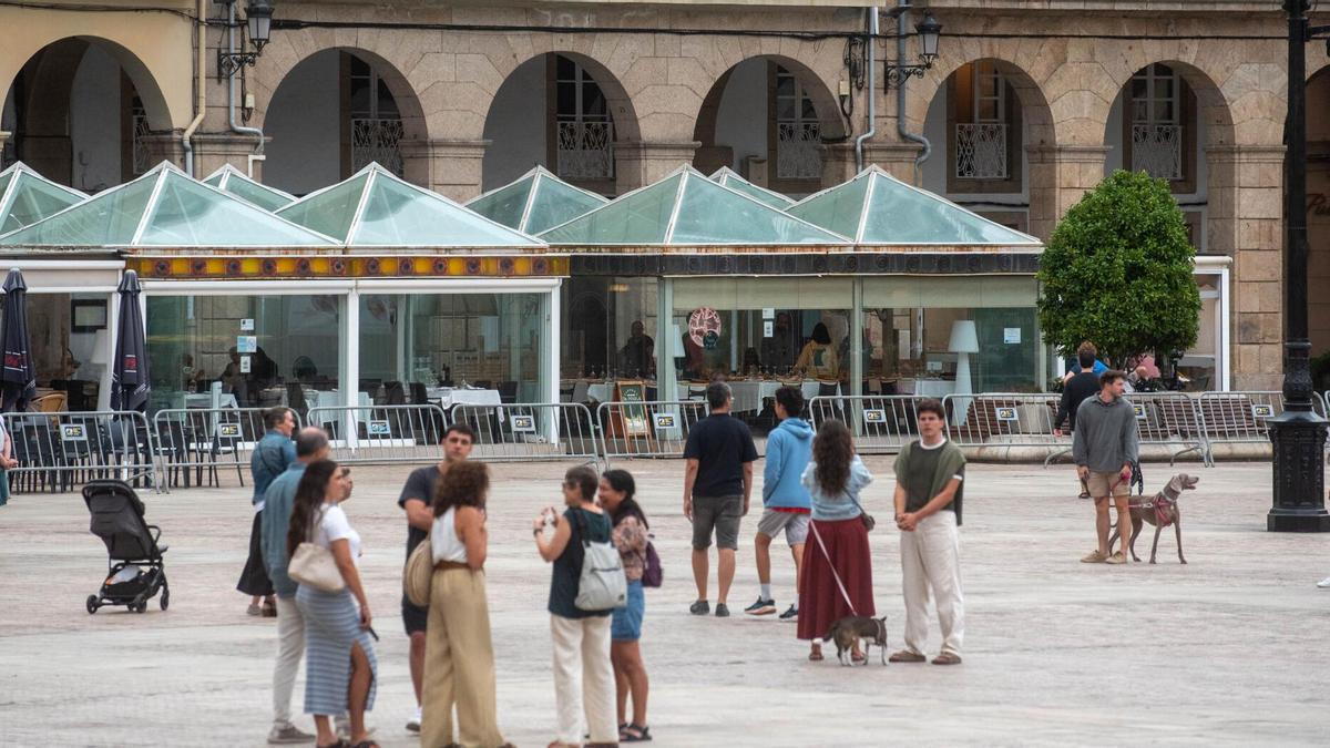 Caminantes y terrazas en la plaza de María Pita.