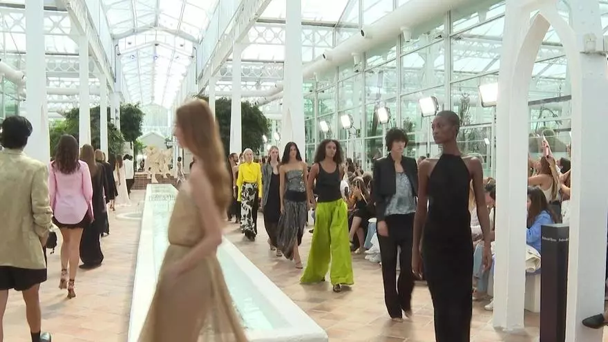 Así ha sido el desfile de Pedro del Hierro en la 84ª edición de la Madrid Fashion Week en el invernadero del Palacio de Cristal de Arganzuela