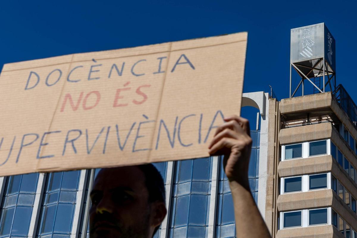 Huelga de educación con masivas protestas frente la sede del Consell en Alicante