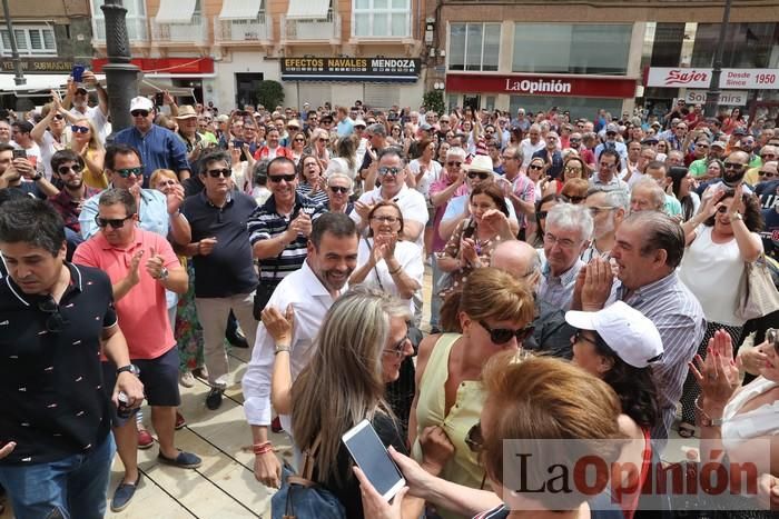 Cientos de personas protestan frente al Ayuntamiento de Cartagena por el pacto entre PP, PSOE y Cs