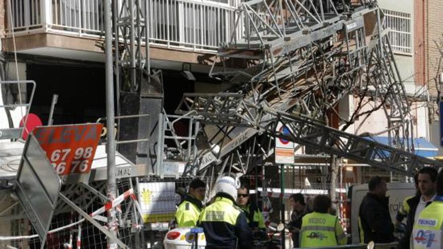 Los andamios se precipitaron hacia el suelo y provocaron daños en una furgoneta y en unos vehículos estacionados en la acera, ayer en Jiménez de la Espada.