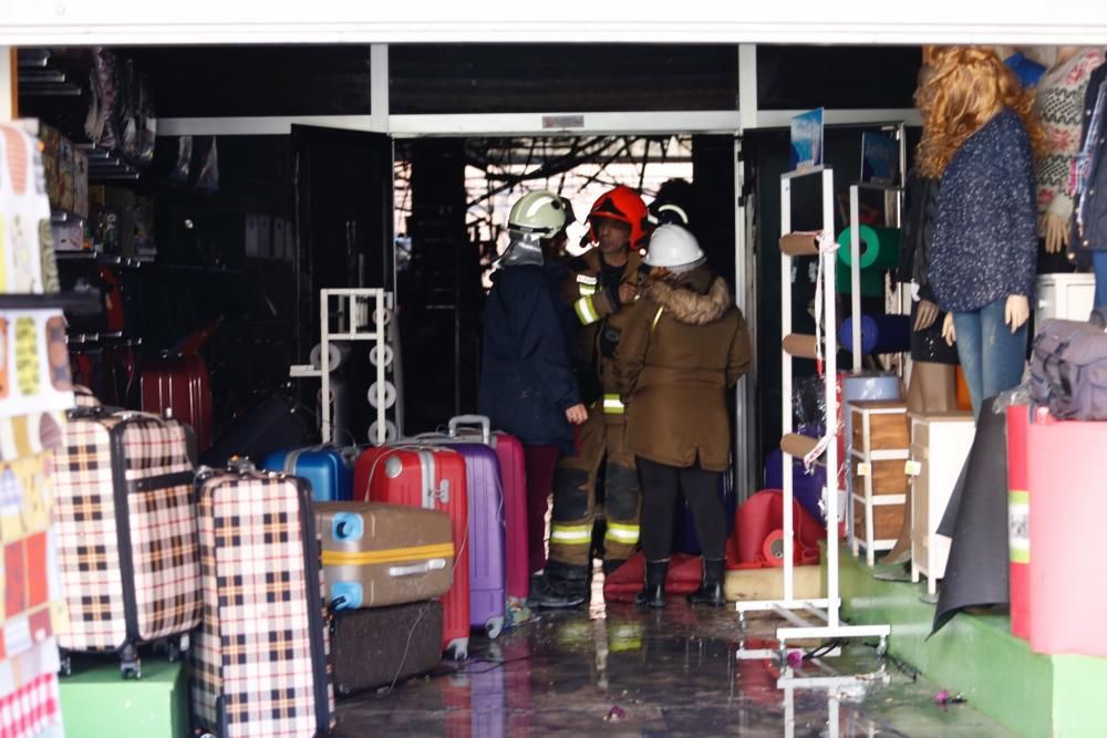 Policía científica y bomberos de Oviedo participan en la investigación que trata de esclarecer las causas del incendio de Pumarín.