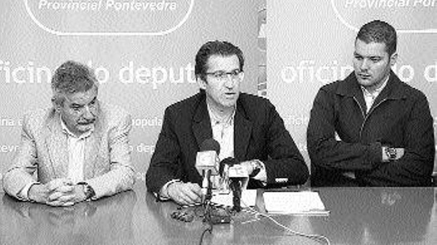 Alberto Núñez Feijóo, en el centro, durante su comparecencia en la sede del PP estradense./ bernabé / luismy