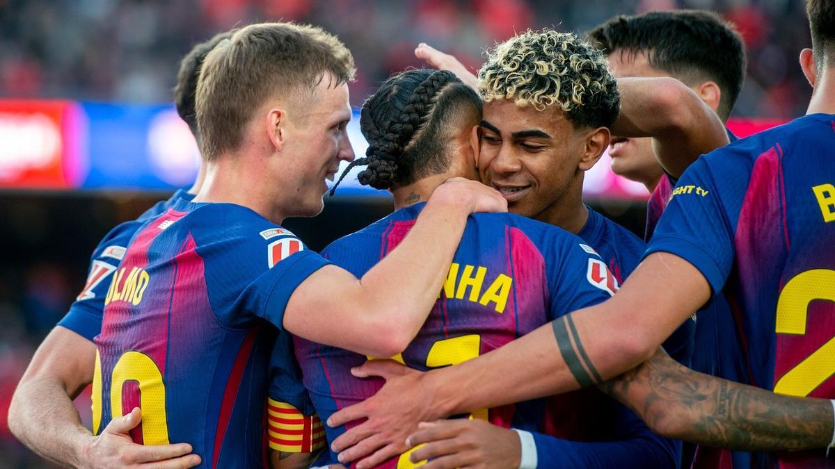 Dani Olmo y Lamine Yamal abrazan a Raphinha, que les dio la asistencia de sus respectivos goles al Alavés.