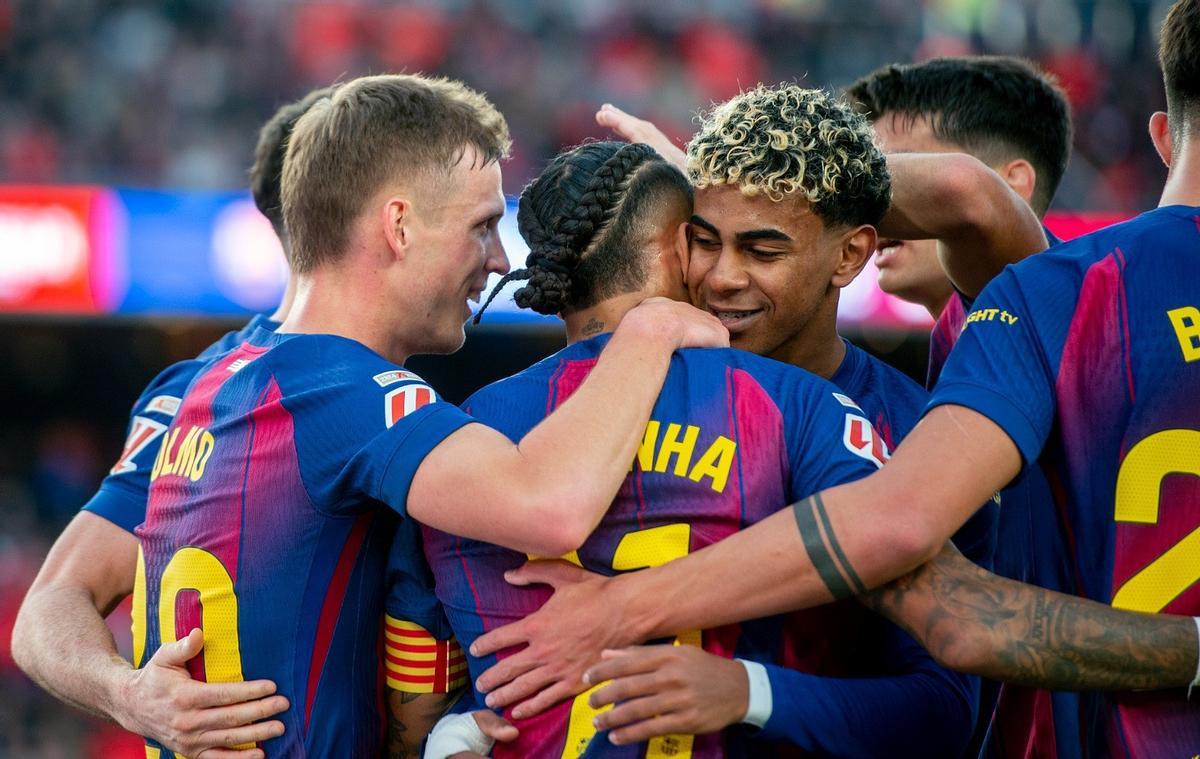 Dani Olmo y Lamine Yamal abrazan a Raphinha, que les dio la asistencia de sus respectivos goles al Alavés.