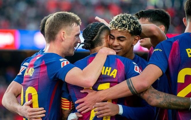 Dani Olmo y Lamine Yamal abrazan a Raphinha, que les dio la asistencia de sus respectivos goles al Alavés.