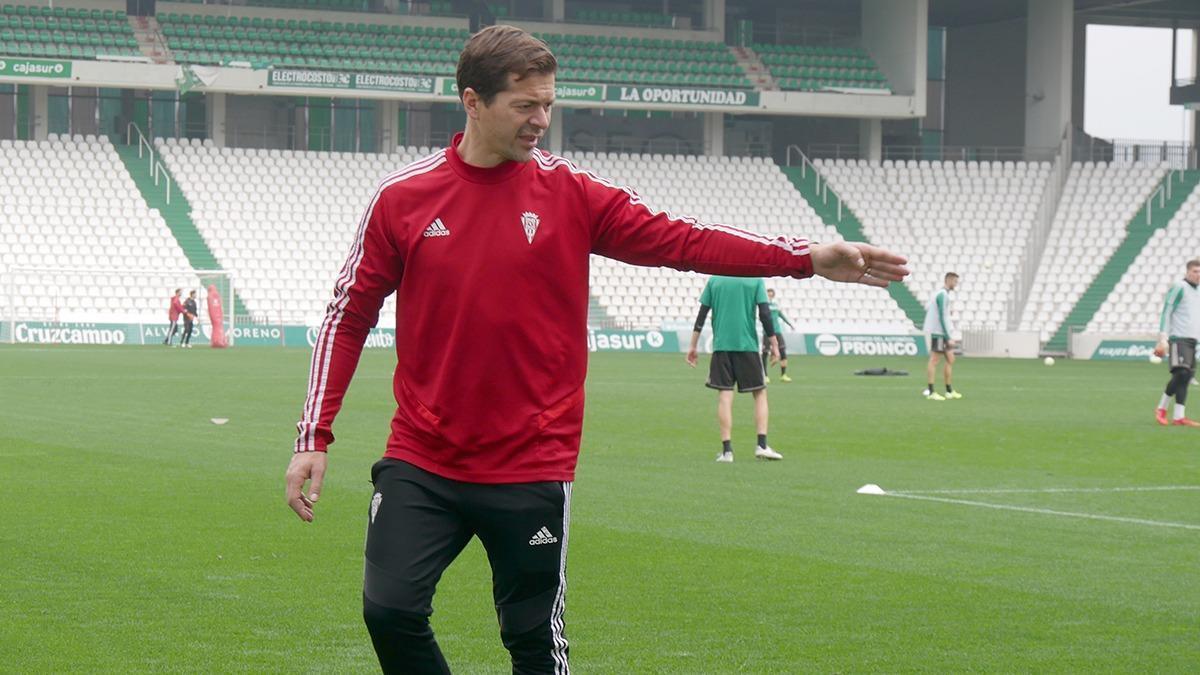 Víctor Salas, durante un entrenamiento del Córdoba CF en El Arcángel, la pasada temporada.