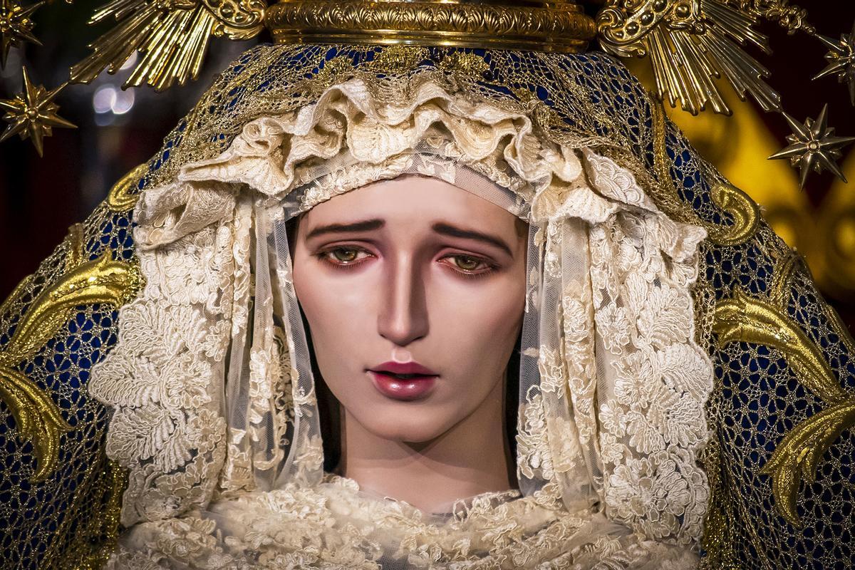 Primer plano de la Virgen de la Salud de Las Cabezas de San Juan.