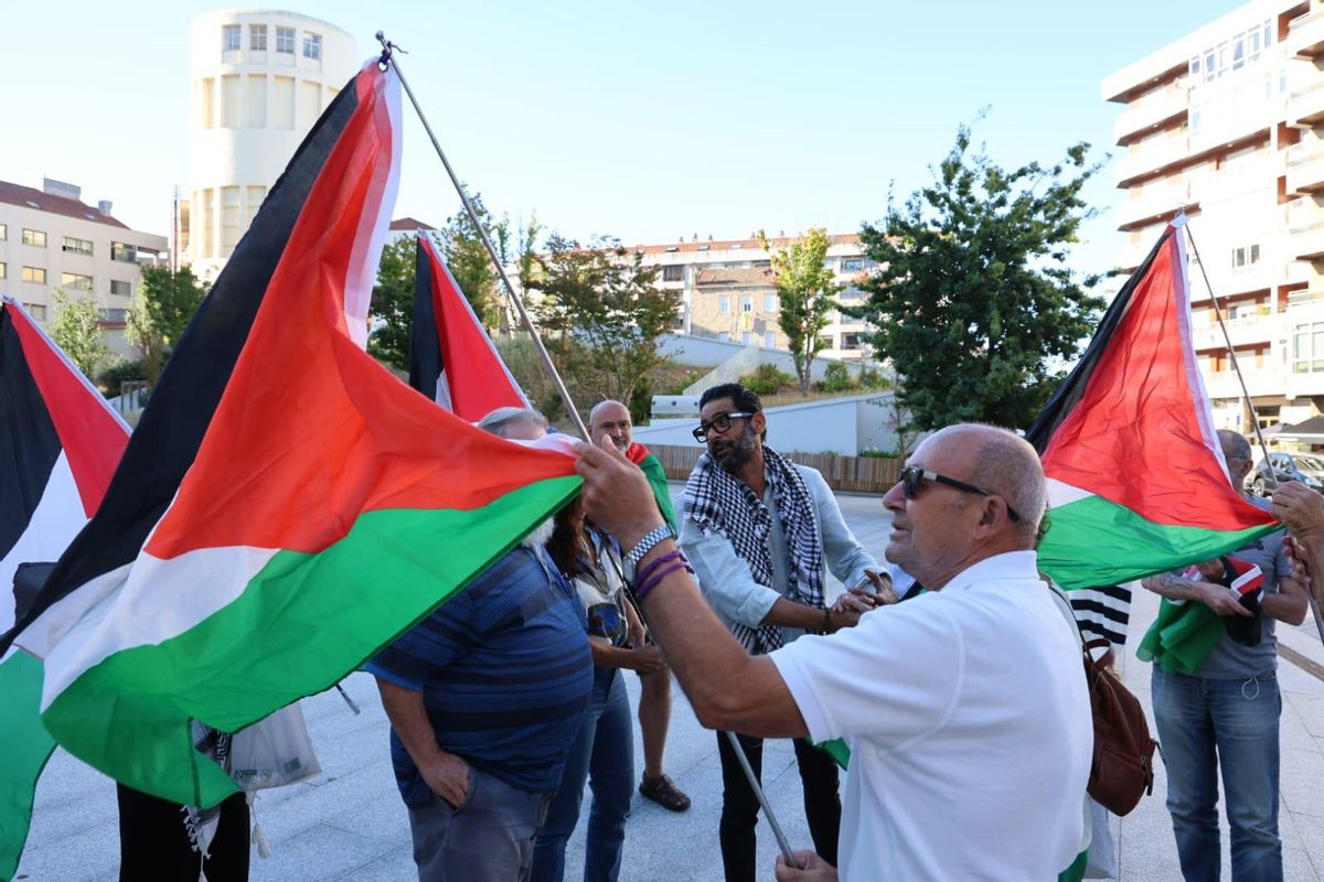 Samir Slim, en el centro de la imagen con una 'palestina', agradeciendo el apoyo a los concentrados antes de declarar en la Ciudad de la Justicia de Vigo.