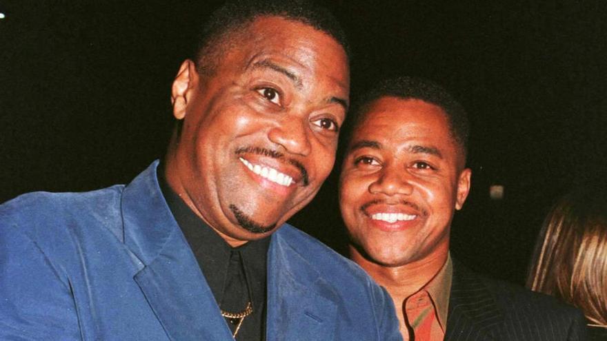 Cuba Gooding (izq.) acompañado por su hijo en 1998.