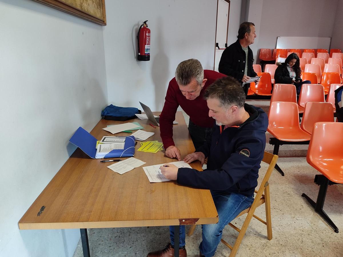 Xosé Ramón Millán en la última asamblea de los comuneros de Beluso, en la que fue reelegido presidente.