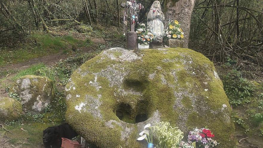 La Virxen da Pedra de Paderne, en pleno monte, atrae devotos a diario