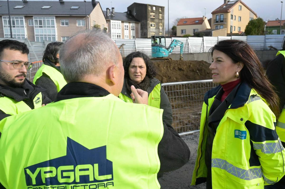 La conselleira de Vivenda durante la visita a las obras de la cooperativa de Perillo, en Oleiros