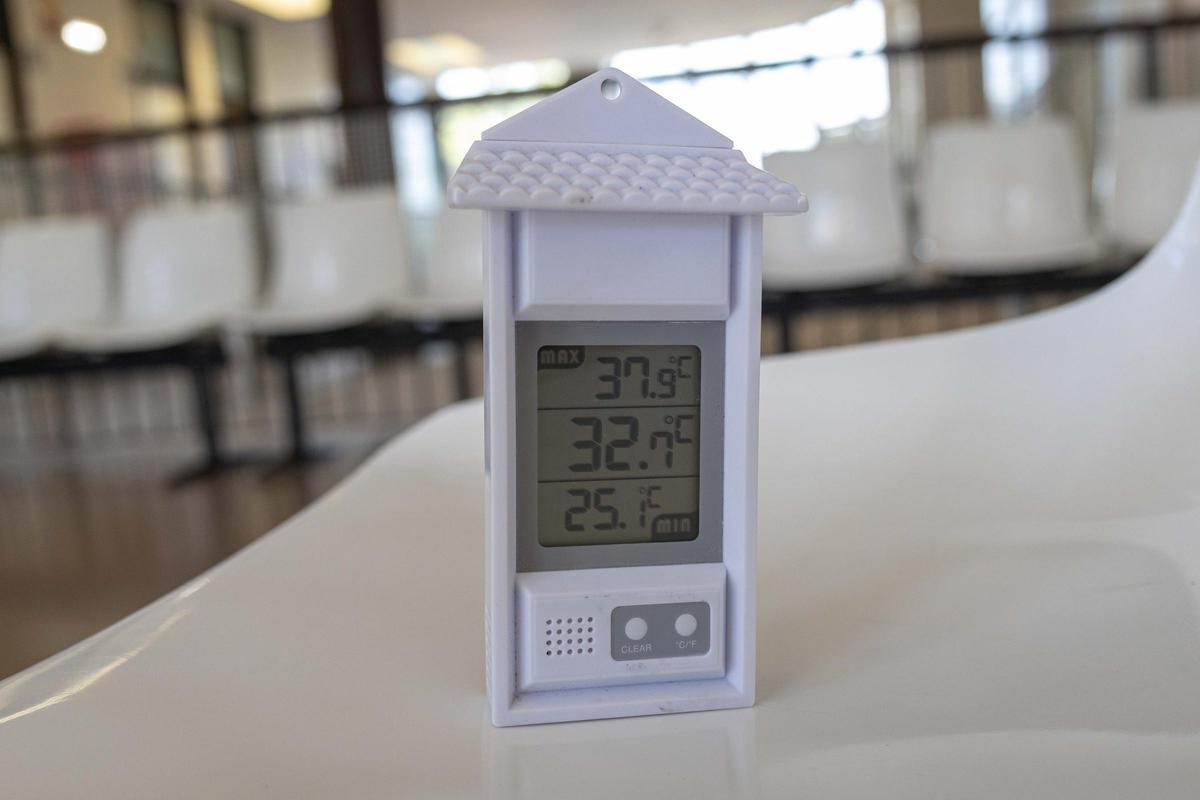 Un termómetro mide 32,5 grados en la sala de espera del centro de salud Torre Ramona de Zaragoza, este jueves.