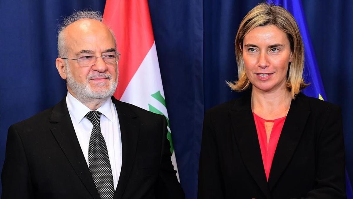 Mogherini (derecha) y el ministro de Exteriores iraquí, Ibrahim al-Jafari, tras una reunión en Bruselas, este martes.