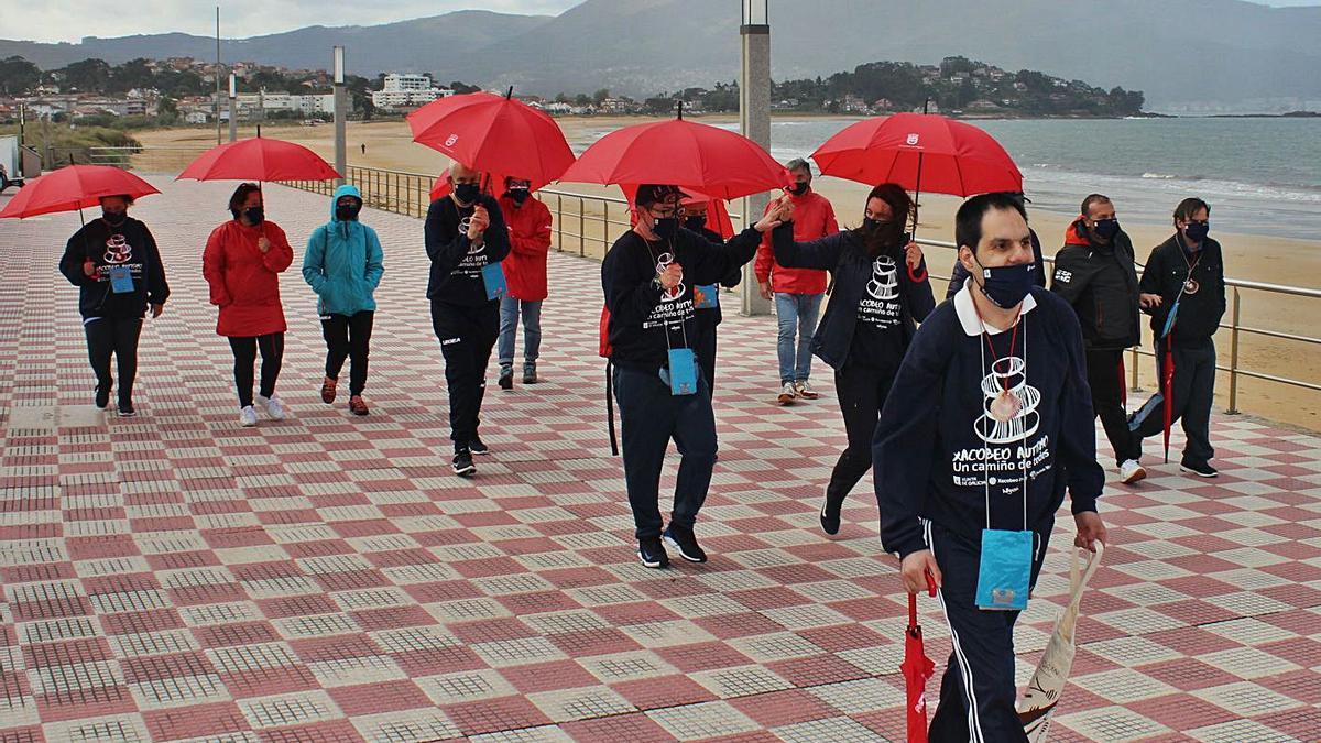 Usuarios e persoal do Centro Castro Navás iniciaron o Camiño en Panxón.    | // D. P.