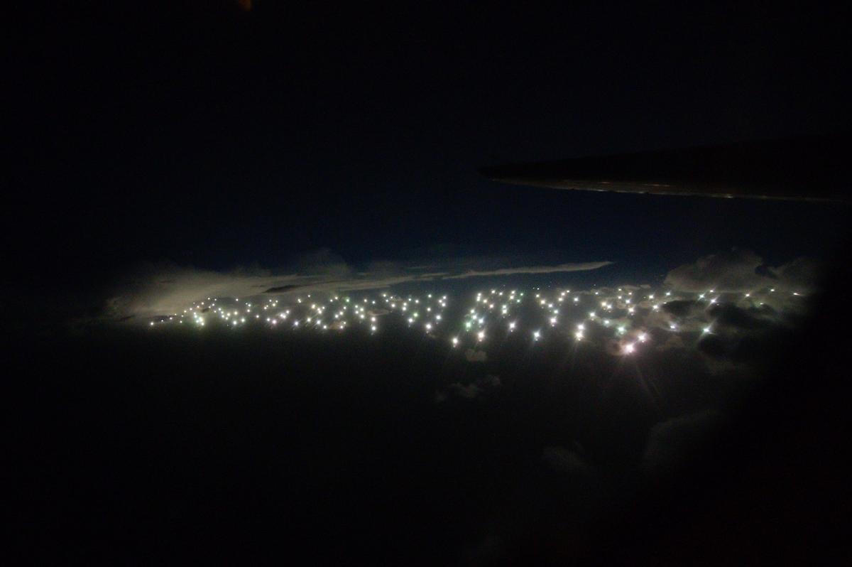 Rastro de las luces de los barcos que pescan en aguas próximas a la jurisdicción de Argentina.