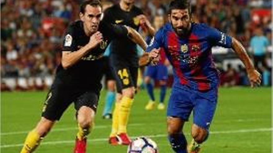 Turan, a la imatge lluitant amb Godín, podria ser el relleu de Messi.