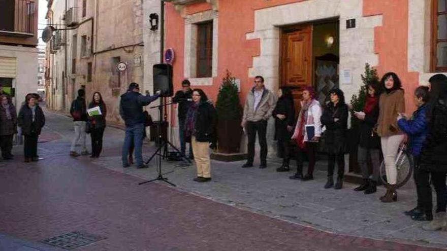 Lectura del manifiesto a las puertas del Ayuntamiento