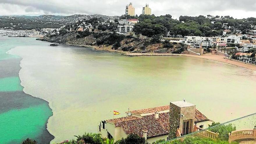 La playa del Portet de Moraira, turbia y marrón