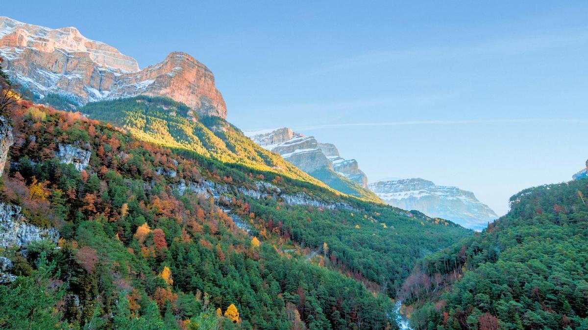 Este rincón único de los pirineos aragoneses, te ofrece las mejores rutas por los mejores senderos para disfrutar de lo mejor de la natulareza