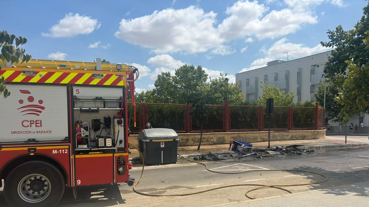 Sale ardiendo un contenedor junto a la piscina del polideportivo Guadiana de Mérida.
