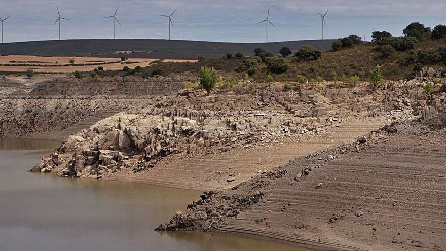 El embalse, vacío, a la altura de Manzanal del Barco. | Jose Luis Fernández