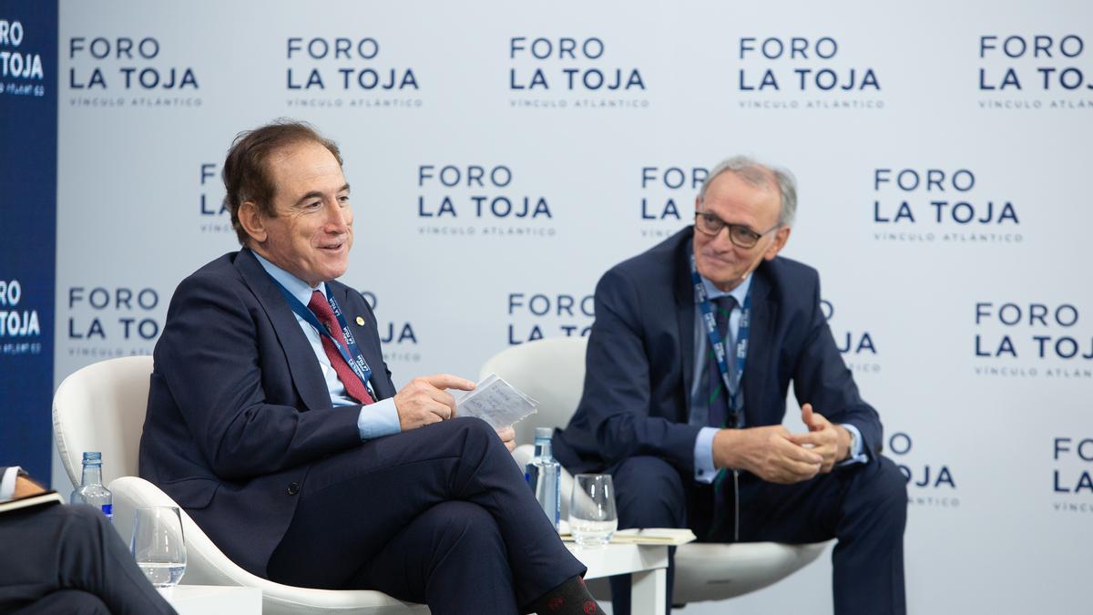 El presidente de MAPFRE, Antonio Huertas y el presidente del Consejo Económico y Social,  Antón Costas.