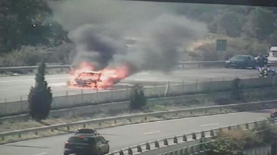 El cotxe s&#039;ha incendiat a l&#039;autopista.