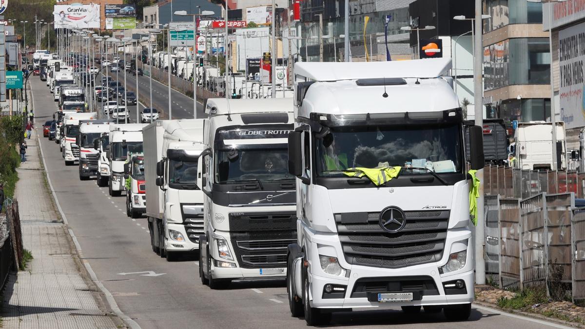 Una caravana de transportistas colapsa el acceso a Vigo por la A-55