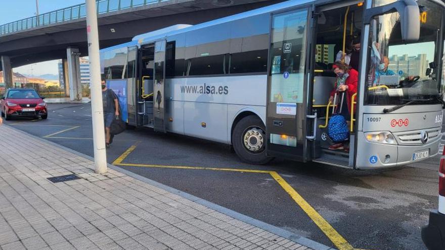 Uno de los autocares del plan de transporte alternativo, a su llegada a Gijón .| Vivas