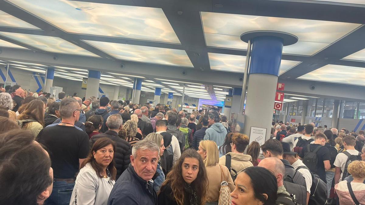 Cientos de personas retenidas en los filtros de seguridad del aeropuerto de Palma