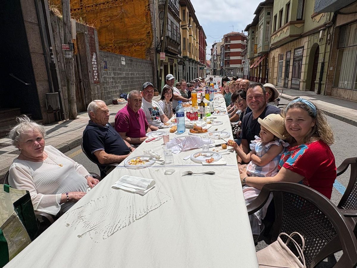 Vecinos de Tineo disfrutan de la comida en la calle.