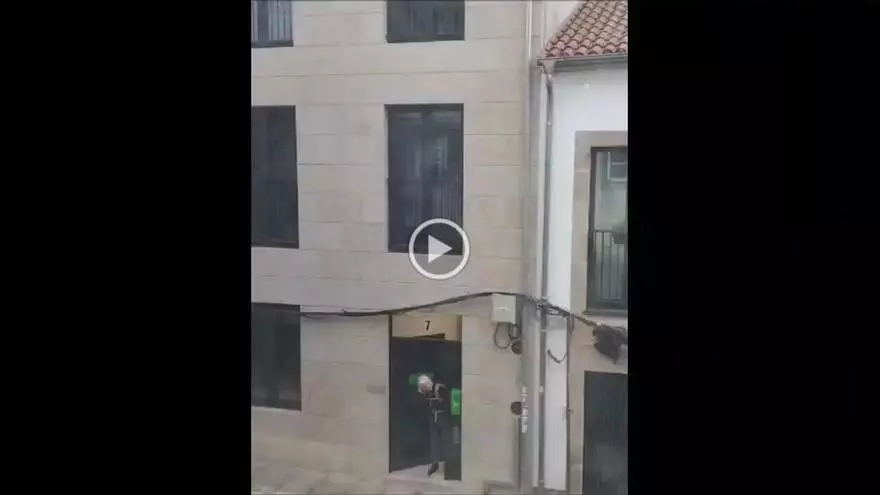 El piso turístico precintado por el Concello en la rúa Espírito Santo sigue operando